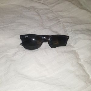 black Rayban wayfarer sunglasses